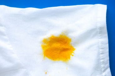 روش پاک کردن زردچوبه از روی مبل و فرش